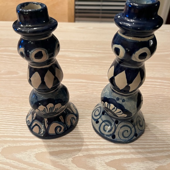 Blue & White Talavera Candlesticks. Made in Mexico and Signed by Artist. - Picture 5 of 5